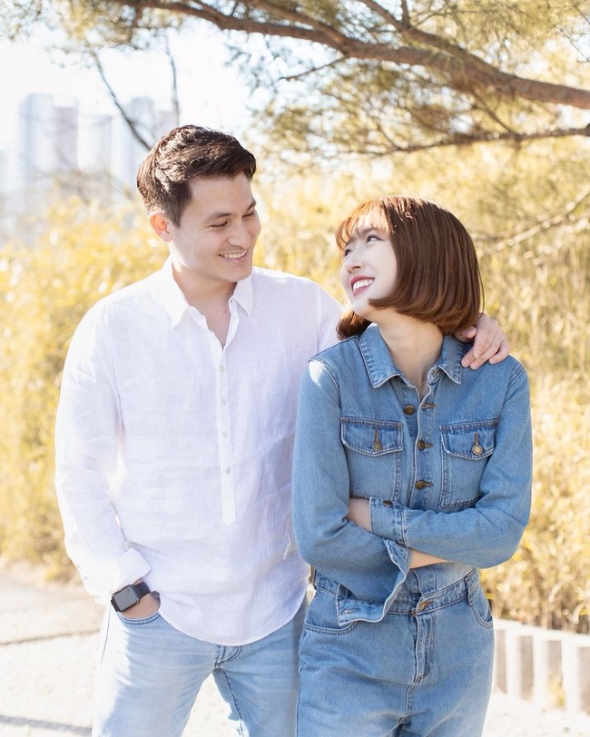 Kini, Sunny telah memiliki kekasih bule bernama Chris Okano. Sang kekasih merupakan keturunan Amerika yang pernah tinggal di Jepang. Mantan kekasih Sunny Dahye adalah musisi yang cukup ternama di Korea yakni McKay. Namun hubungan keduanya kandas pada 2019 lalu.  Foto: Instagram sunnydahye