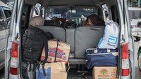 Pengemudi travel dan penumpangnya beristirahat usai terjaring dalam operasi penyekatan di Polda Metro Jaya, Jakarta, Senin (11/5/2020).