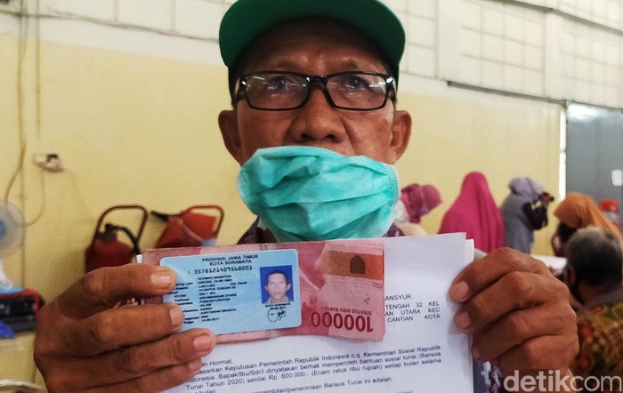 Suasana Hari Pertama Pencairan BLT di Surabaya Warga Surabaya bisa melakukan pencairan Bantuan Langsung Tunai (BLT) dari Pemerintah mulai hari ini. Mereka pun mendatangi kantor Pos untuk melakukan pencairan.