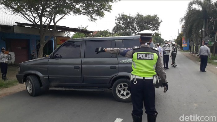 Petugas melakukan penyekatan kendaraan pemudik di jalur alternatif di Brebes, Senin (11/5/2020).