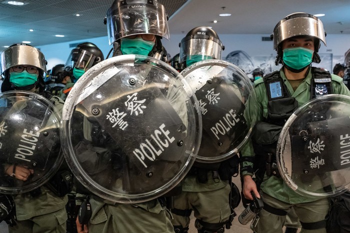 Demo Anti Pemerintah Kembali Bergulir di Hongkong Demonstran anti-pemerintah yang memegang spanduk Liberate Hong Kong, Revolution Of Our Times saat demonstrasi di sebuah pusat perbelanjaan pada 10 Mei 2020 di Hong Kong, Cina.