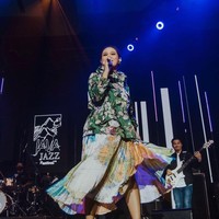 Menabrakkan motif berani yang saling bertolak-belakang dan eye-catching menjadi salah satu ciri khas Andien. Seperti gayanya ketika beraksi di panggung Java Jazz Festival 2020. (Foto: Instagram/@andienaisyah)