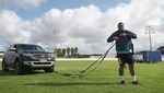 Atlet Rugby Ini Latihan Sambil Menarik SUV Lho