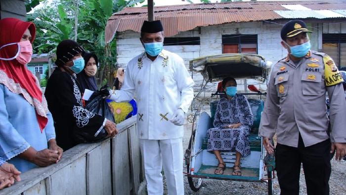 Bupati Maluku Tengah menyalurkan bantuan sembako untuk masyarakat (dok. Istimewa)