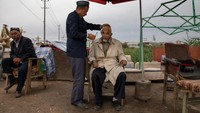 Lelaki Uighur memotong rambut di tukang pangkas rambut di Kashgar, Provinsi Xinjiang, Tiongkok, (28/6/2017). Jarak dari Beijing ke ibu kota provinsi Urumqi mencapai 2.777 km. Jalur darat ini lebih pendek dari jalur darat Sabang ke Merauke yang mencapai 8.514 km.