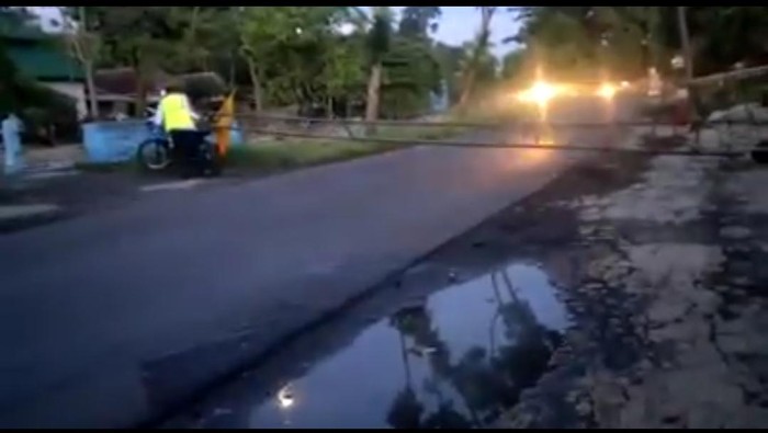 viral pengendara motor tabrak portal