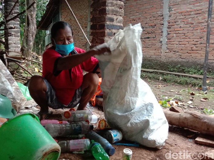 Tamini, pengumpul rongsok yang tak dapat bantuan di Kudus, Senin (11/5/2020).