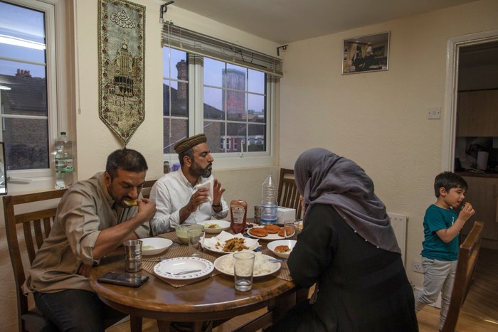 Umat Muslim sedunia melakukan ibadah puasa selama bulan Ramadan.  Seperti terlihat di keluarga Muslim di London dan Australia, mereka menikmati Ramadan dengan menyenangkan dan dipenuhi amalan puasa. Begini potretnya: