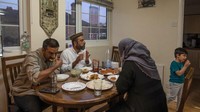 Rizwan bersama istri Anam dan anaknya Daniel berbuka bersama pamannya, Imam Raza Ahmad di rumah keluarga di London, Inggris (8/5/2020). Masa pandemi virus Corona membuat aktivitas keagamaan ikut menyesuaikan. Pemerintah Inggris masih melanjutkan masa lockdown untuk mempersempit ruang gerak penyebaran COVID-19. Dan Kitwood/Getty Images