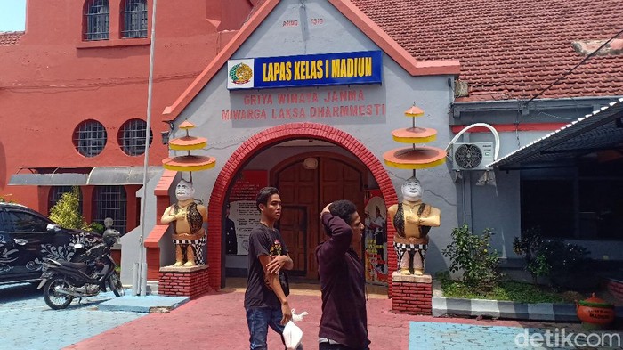 Satu keluarga di Desa Kasembon, Kecamatan Bululawang, Kabupaten Malang diserang orang yang diduga mengalami gangguan jiwa. Satu orang tewas dalam peristiwa itu.