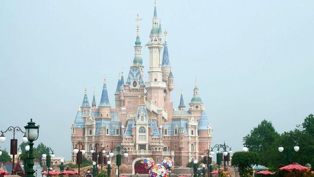 Disneyland Shanghai dibuka kembali mulai hari ini. Beberapa bagian yang dibuka lagi untuk umum adalah tempat perbelanjaan, restoran, dan wahana hiburan.