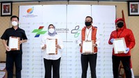 Telkomsel juga telah melakukan pemberian dukungan secara strategis bagi sejumlah lembaga pemerintahan dan organisasi di berbagai daerah di Indonesia. Beberapa upaya yang telah dilakukan meliputi pemberian bantuan alat kesehatan untuk Pemkab Belitung, Pemkab Batam, dan Pemkot Jayapura, serta bantuan alat kesehatan dan alat komunikasi bagi RS Isolasi Semarang. Foto: dok. Telkomsel
