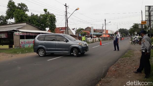 Petugas melakukan penyekatan kendaraan pemudik di jalur alternatif di Brebes, Senin (11/5/2020).