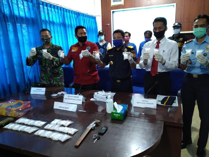 Petugas Bea-Cukai Tarakan dan BNNP Kaltara menggagalkan penyelundupan sabu seberat 2 kg dari Malaysia (dok. istimewa)