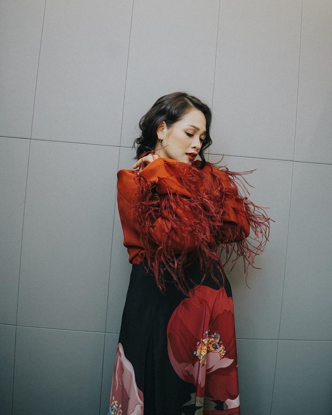 Andien memperlihatkan sisi lainnya yang glamor dalam balutan gaun Valentino yang dihiasi bulu-bulu merah di lengan. (Foto: Instagram/@andienaisyah)