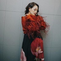 Andien memperlihatkan sisi lainnya yang glamor dalam balutan gaun Valentino yang dihiasi bulu-bulu merah di lengan. (Foto: Instagram/@andienaisyah)