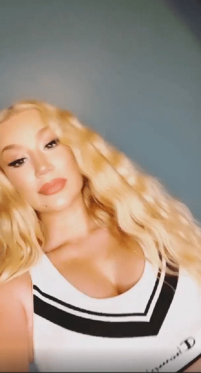 Beberapa penggemarnya berpikir bahwa unggahan tersebut mungkin hanyalah salah satu foto yang sudah diambil sejak lama. Namun setelahnya Iggy mengunggah rekaman video singkat di Instagram Storynya sambil mengenakan pakaian yang sama seperti di dalam foto. Foto: Instagram @thenewclassic