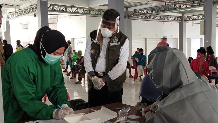 Wali Kota Parepare Taufan Pawe saat meninjau rapid test terhadap 64 pedagang di Pasar Lakessi (Hasrul-detikcom).