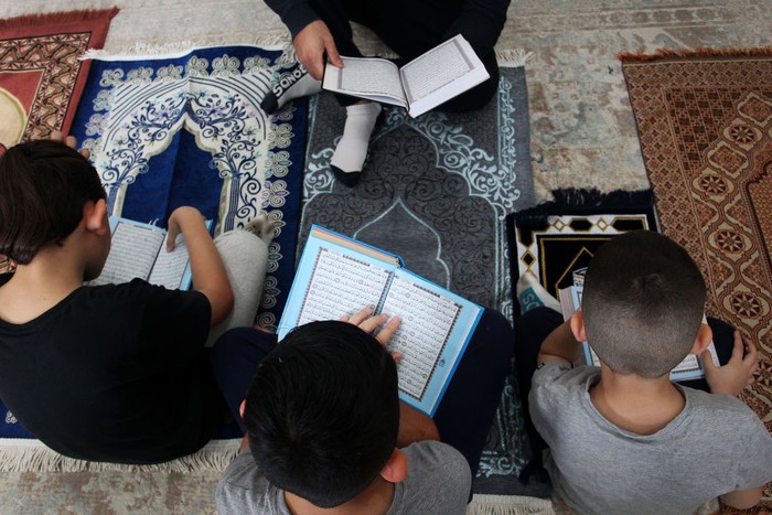 Potret Keluarga Muslim di London dan Australia Saat Ramadan Umat Muslim sedunia melakukan ibadah puasa selama bulan Ramadan. Seperti terlihat di keluarga Muslim di London dan Australia, mereka menikmati Ramadan dengan menyenangkan dan dipenuhi amalan puasa. Begini potretnya: