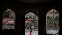 Warga Uighur berada di sebuah sekolah Islam yang ditutup, di Kashgar, provinsi Xinjiang, Tiongkok, (1/7/2017). Tampak bangunan sekolah terpengaruh arsitektur Timur-Tengah, Persia, Turki dan Asia Tengah.
