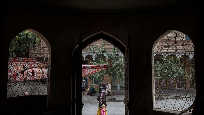Dari sekitar 10  juta Muslim Uighur, sebagian besar menetap di Provinsi Xinjiang, China. Bagaimana kehidupan sehari-hari mereka? Kamera jurnalis memotretnya 3 tahun lalu.