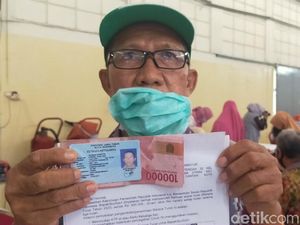 Semringahnya Warga Surabaya Terima BLT Rp 600 Ribu