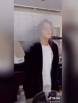 Henry Lau jadi DJ pakai perabotan dapur