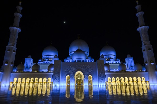 Masjid yang dibangun oleh Sheikh Zayed bin Sultan Al Nahyan selama 11 tahun, mulai 1996 hingga 2007. (AFP/ANDREW CABALLERO-REYNOLDS)