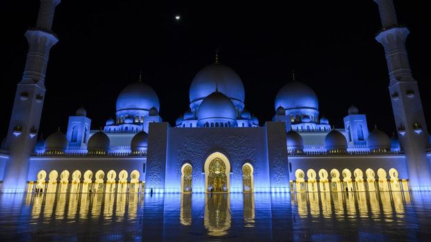 People walk through Sheikh Zayed Grand Mosque in Abu Dhabi on January 12, 2019. (Photo by ANDREW CABALLERO-REYNOLDS / POOL / AFP)