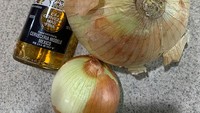 Mau lihat penampakan bawang bombai besar lainnya? Seperti ini saat dibandingkan dengan bawang bombai biasa dan botol bir. Foto: Bored Panda