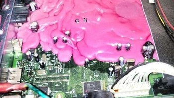 Komputer yang terkena tetesan lilin. Foto: Bored Panda