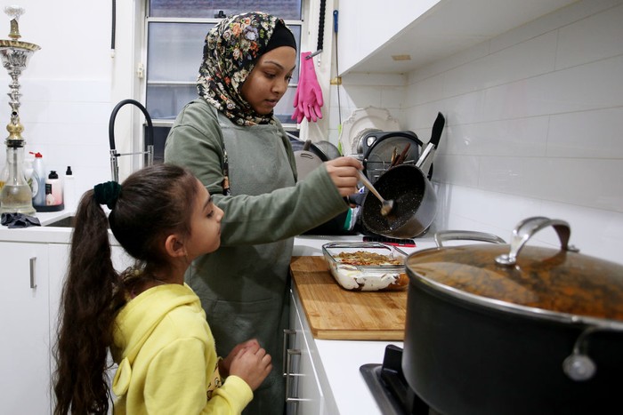 Potret Keluarga Muslim di London dan Australia Saat Ramadan Umat Muslim sedunia melakukan ibadah puasa selama bulan Ramadan. Seperti terlihat di keluarga Muslim di London dan Australia, mereka menikmati Ramadan dengan menyenangkan dan dipenuhi amalan puasa. Begini potretnya: