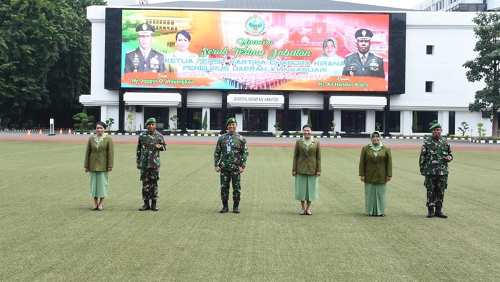 Kepala Staf Angkatan Darat (Kasad) Jenderal TNI Andika Perkasa, bersama dengan Danpusterad  Mayjen TNI Joppye Onesimus Wayangkau, dan Pangdam XVIII/Kasuari, Mayjen TNI Ali Hamdan Bogra.