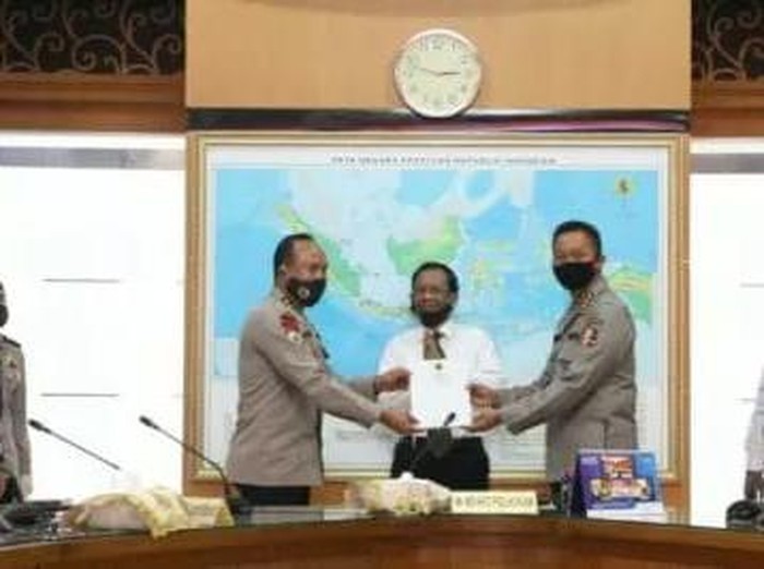 Menko Polhukam Mahfud Md memimpin upacara serah terima jabatan Kasatgas Saber Pungli
