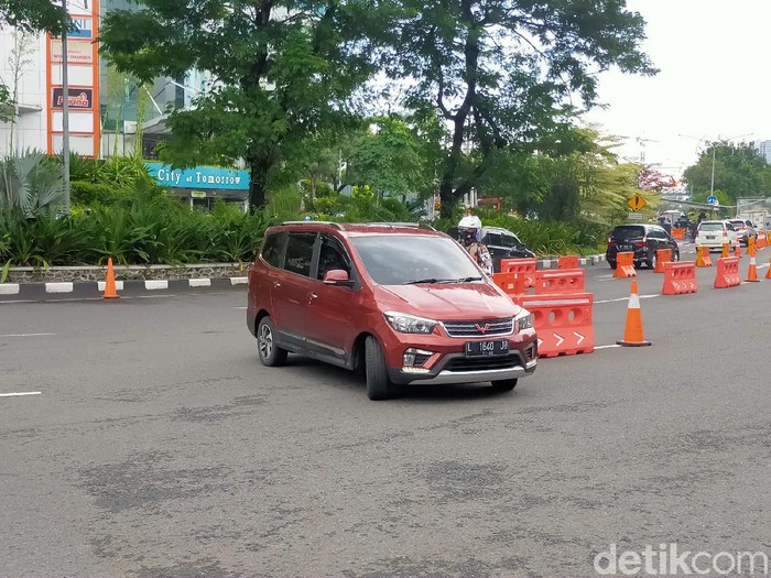 Hari ini merupakan hari terakhir PSBB Surabaya Raya, yang kemudian diperpanjang hingga 25 Mei mendatang. Masih banyak pengendara di jalan yang melanggar aturan.