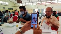 Salah satunya, banyak pekerja yang gajinya di atas Rp 5 juta tetap mendapat bantuan. Deny Prastyo Utomo/detikcom  