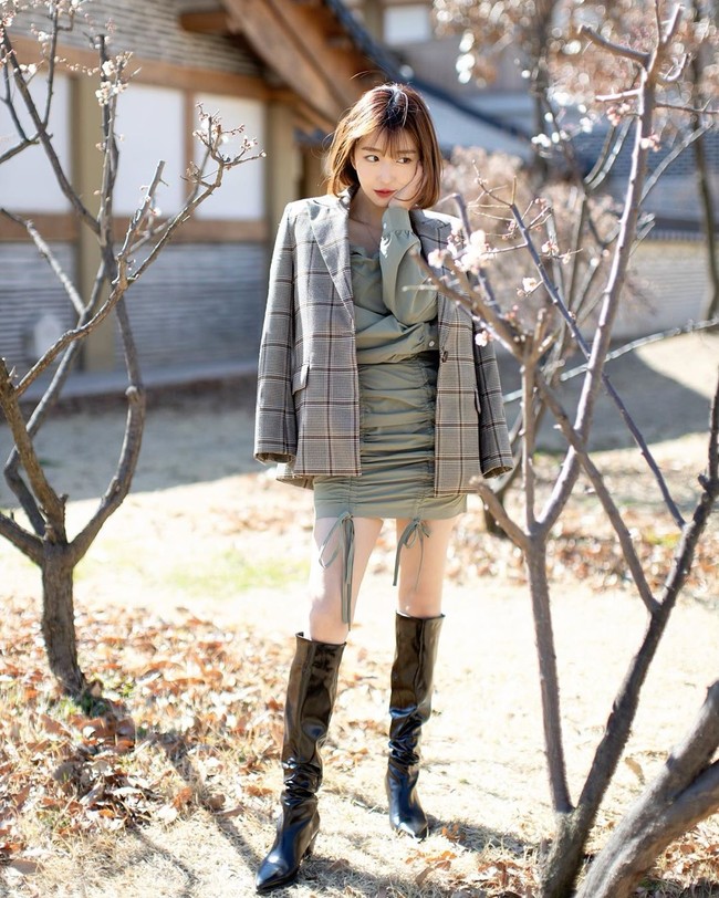 Sunny memiliki empat kanal Youtube, satu Sunnydahye yang berbahasa Korea. ada SunnydahyeIn yang videonya full bahasa Indonesia. Ada pula channel Youtuber bersama kekasihnya, dan bersama anjingnya. Dalam Channel Youtube SunnydahyeIn, wanita 30 tahun itu kerap membagi konten tutorial makeup hingga vlog kesehariannya.  Foto: dok. Instagram