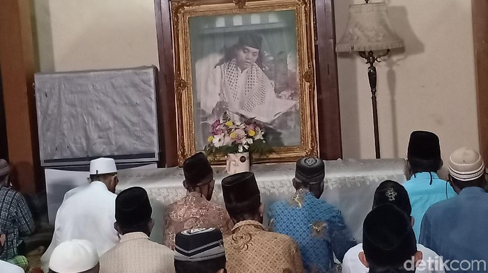 Didi Kempot sempat membuat lagu religi sebelum akhirnya dipanggil Tuhan pada Selasa (5/5). Meski tak sempat dirilis, lagu itu dinilai bisa membuat nangis siapa saja yang mendengarnya.