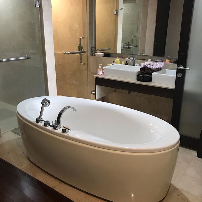 Apartemen ini juga memiliki 3 kamar mandi. Salah satunya dilengkapi bath tub besar berbentuk oval. Foto: Instagram/@vennamelindareal