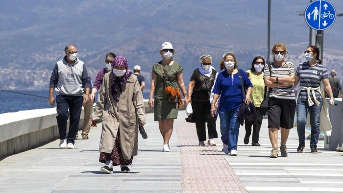 Warga Turki yang berusia 65 tahun ke atas mulai diperbolehkan keluar rumah. Sebelumnya mereka dilarang keluar rumah selama dua bulan terkait virus Corona.