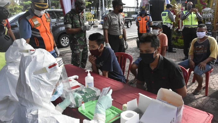Salah satu pos pantau yang sudah melakukan rapid test terhadap warga yang masuk Denpasar.