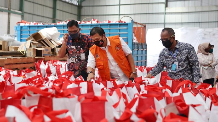 Pj Wali Kota Makassar Iqbal Suhaeb meninjau 10.000 paket sembako dari Presiden Joko Widodo (Ibnu Munsir-detikcom).