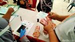 Suasana Hari Pertama Pencairan BLT di Surabaya