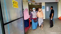 Penerima BLT di hari pertama pencairan didominasi oleh warga lanjut usia.