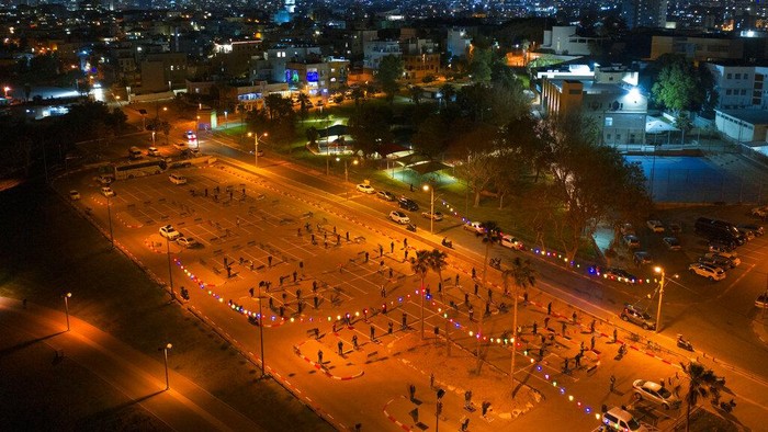 Umat Islam di kota Jaffa, Israel melaksanakan salat tarawih di parkiran kosong. Kegiatan ini dilakukan imbas penyebaran virus COVID-19 yang membuat masjid-masjid ditutup..
