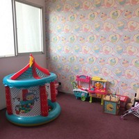 Ruang khusus bermain anak tersedia di salah satu kamar apartemen. Foto: Instagram/@vennamelindareal