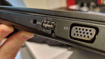 Karena begitu semangat memasukan USB Receiver. Foto: Bored Panda