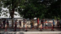 Thailand perlahan-lahan mencabut pembatasan setelah dikunci selama lebih dari satu bulan dalam upaya untuk menghentikan penyebaran COVID-19.