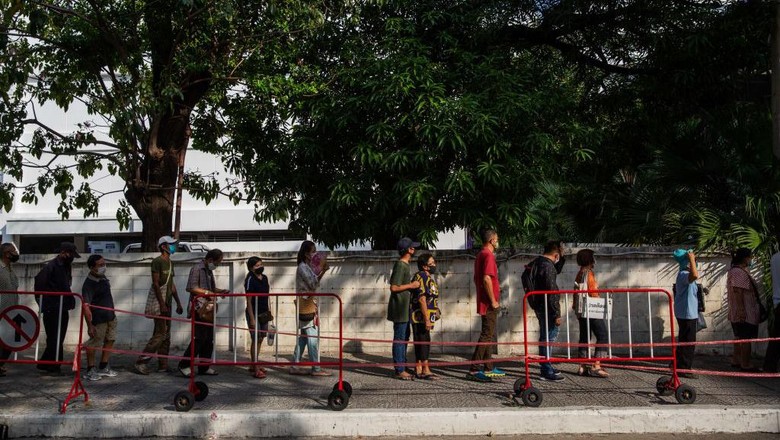 Thailand Berikan Bantuan Langsung untuk Pekerja PHK Ribuan warga Thailand mengantre untuk mendapatkan bantuan langsung saat pandemi di kawasan Bangkok.