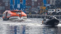 Personel Unit Satwa K-9 TNI AL mengawasi barang bawaan dari Warga Negara Indonesia (WNI) yang menjadi Anak Buah Kapal (ABK) Kapal Pesiar MV Viking Orion setibanya di Pelabuhan JICT.